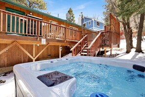 Hytte, flere senger, spabadekar, fjellutsikt (2345) | Utendørs boblebad