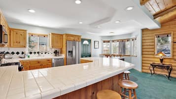 Hytte, flere senger, spabadekar, fjellutsikt (2345) | Eget kjøkken | Kaffetrakter/tekoker