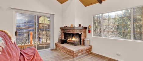 小屋, 多張床, 庭院, 山景 (2358) | 起居區