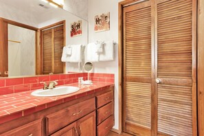 Hytte - flere senge - boblebad - bjergudsigt (2394) | Badeværelse | Designertoiletartikler, håndklæder, Toiletpapir