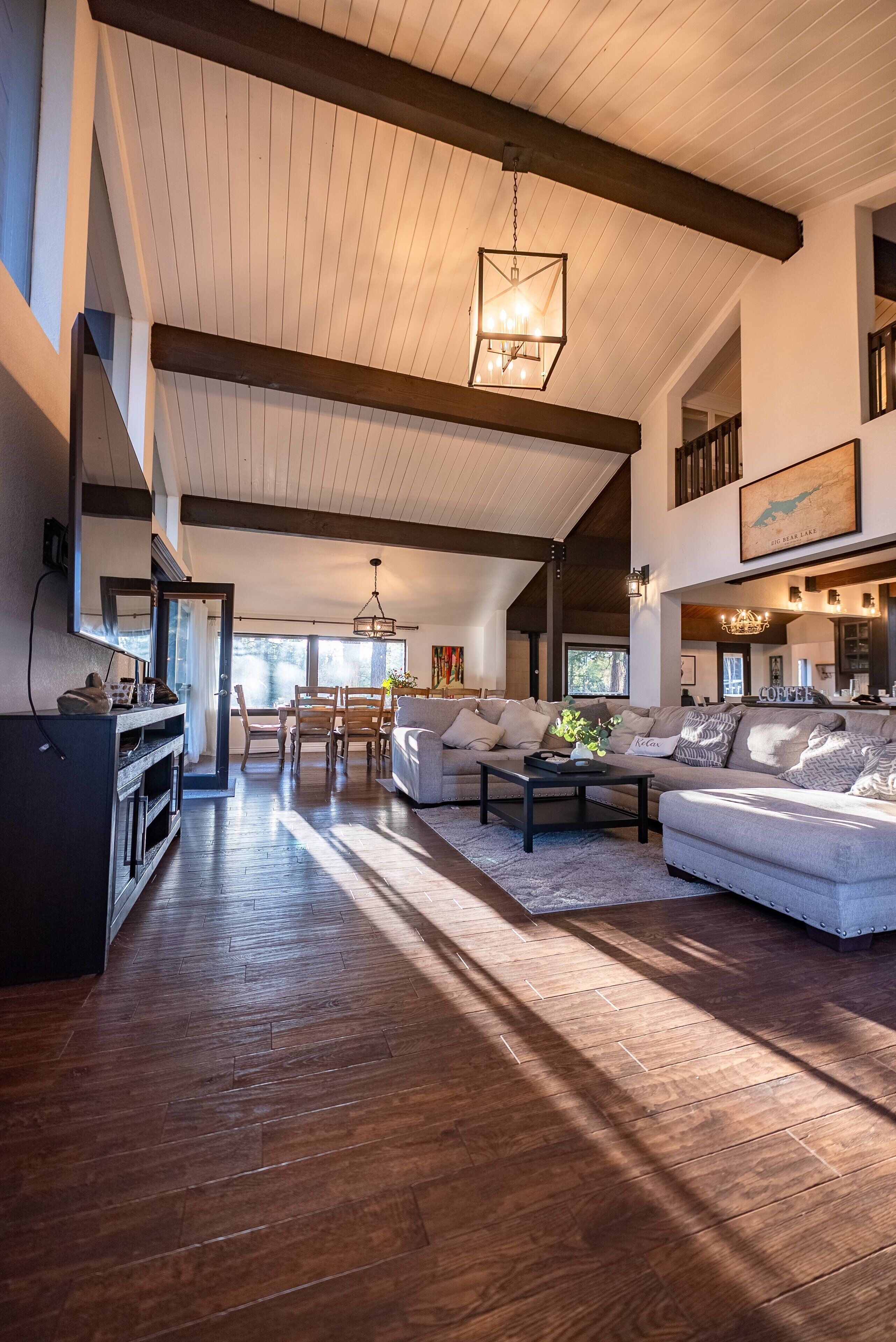 小屋, 多張床, 熱水浴缸, 山景 (2193) | 起居區 | 壁爐、書籍