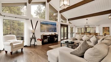 Hytte, flere senger, spabadekar, fjellutsikt (2193) | Oppholdsområde | Peis og bøker