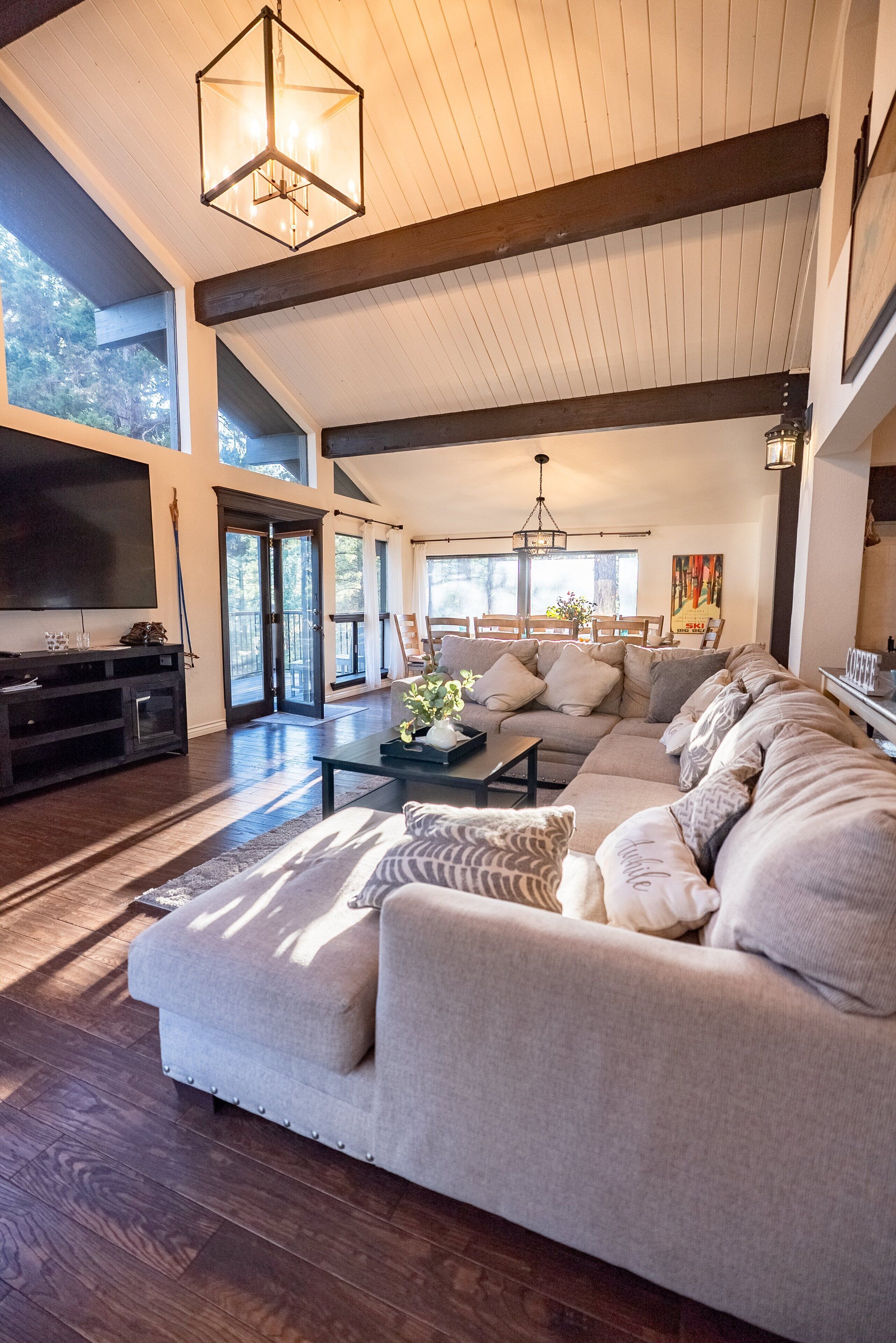 小屋, 多張床, 熱水浴缸, 山景 (2193) | 起居區 | 壁爐、書籍