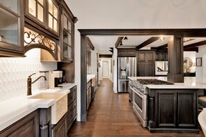 Hytte - flere senge - boblebad - bjergudsigt (2193) | Privat køkken | Kaffe-/temaskine