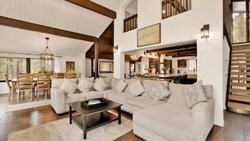 Hytte, flere senger, spabadekar, fjellutsikt (2193) | Oppholdsområde | Peis og bøker