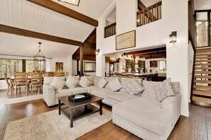 เคบิน, หลายเตียง, อ่างน้ำร้อน, วิวภูเขา (2193) | บริเวณนั่งเล่น | เตาผิง, หนังสือ