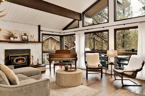 Hytte - flere senge - boblebad - bjergudsigt (2193) | Opholdsområde | Pejs, bøger