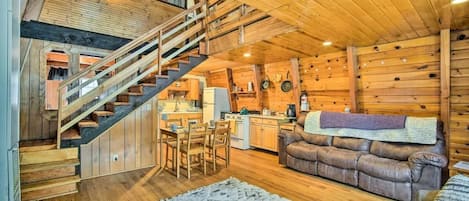 Chalet rustique, Plusieurs lits, patio, vue sur la montagne (2459) | Aire de séjour | Foyer