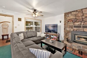 Cabane, plusieurs lits, patio, vue montagne (2378) | Coin séjour