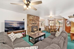 Cabane, plusieurs lits, patio, vue montagne (2378) | Coin séjour