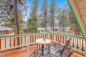 Cabane, plusieurs lits, patio, vue montagne (2378) | Vue de la chambre