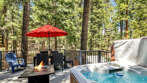 Une terrasse dotée d’un jacuzzi, d’un foyer extérieur et de coins salon.