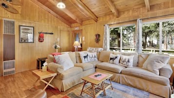 Mökki, useita sänkyjä, patio, jokinäköala (2013) | Oleskelualue | Takka