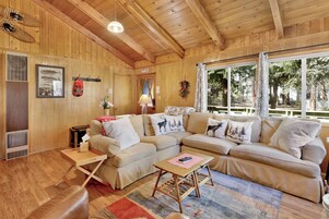 小屋, 多張床, 露台, 河景 (2013) | 客廳 | 壁爐