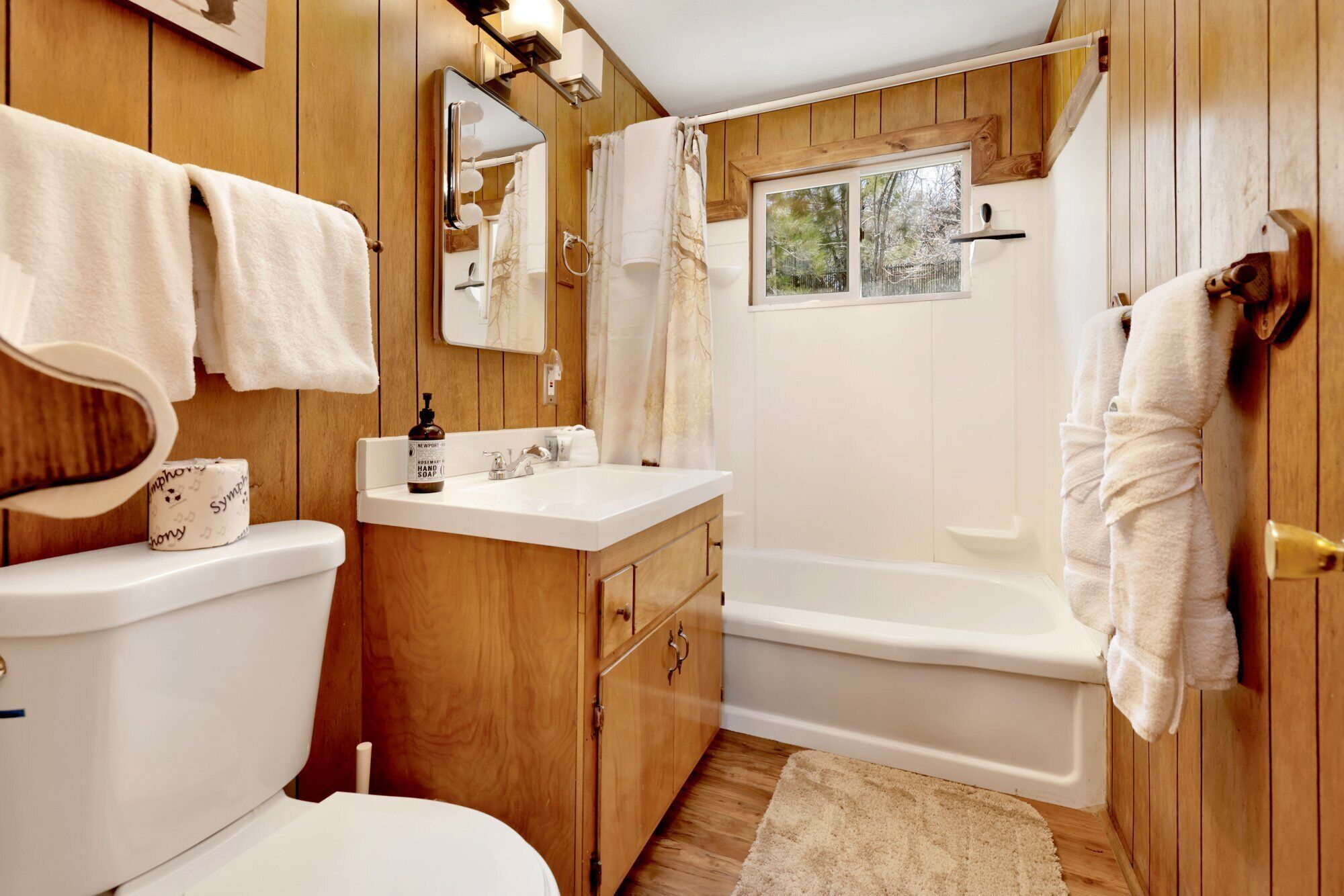 Baita, letti multipli, patio, vista fiume (2013) | Bagno | Set di cortesia firmato, asciugamani, carta igienica