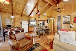 小屋, 多張床, 露台, 河景 (2013) | 客廳 | 壁爐