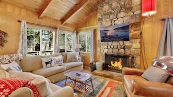 Cabaña, varias camas, patio, vista al río (2013) | Área de sala de estar | Chimenea