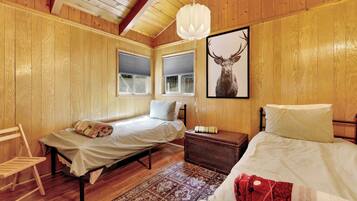 Cabaña, varias camas, patio, vista al río (2013) | 2 habitaciones, decoración personalizada y muebles diferentes