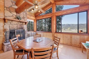 Cabane, plusieurs lits, patio, vue montagne (2142)