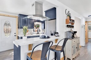 Cabane, plusieurs lits, bain à remous, vue montagne (2127) | Cuisine privée