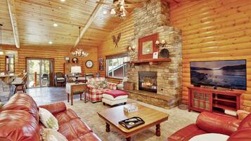 House, Multiple Beds, Patio, Mountain View (1559) | Living area | Fireplace