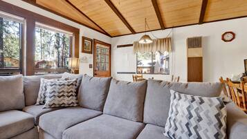 Ferienhütte, Mehrere Betten, Whirlpool, Bergblick (2275) | Wohnbereich