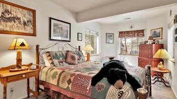 Cabin, Multiple Beds, Hot Tub, Mountain View (1945) | 3 bedrooms, individually decorated, individually furnished, bed sheets