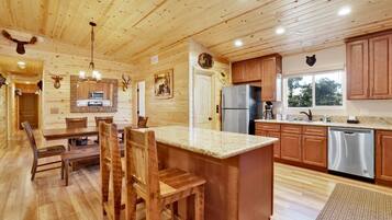 Hytte, flere senger, terrasse, fjellutsikt (2353) | Eget kjøkken | Kaffetrakter/tekoker