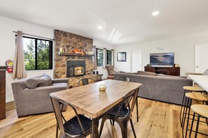 キャビン ベッド (複数台) スパ浴槽 マウンテンビュー (2160) | 内装