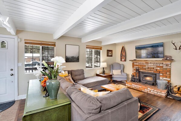 Μικρό Σπίτι, Περισσότερα από 1 Κρεβάτια, Αίθριο, Θέα στο Βουνό (2255) | Περιοχή καθιστικού