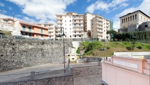 Una escalera de piedra que lleva a un edificio con una placa que dice "1879-1979".