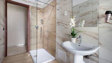 Basic-Zimmer | Badezimmer | Haartrockner
