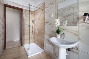 Basic Room | Bathroom | Hair dryer - BSISTERS (Torre del Greco)
