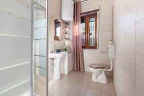 Klassieke kamer | Badkamer | Een haardroger