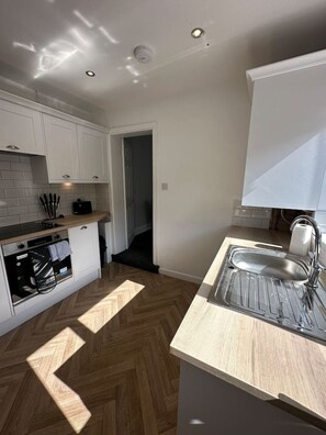 Maison Confort | Cuisine privée | Grand réfrigérateur, micro-ondes, four, plaque de cuisson