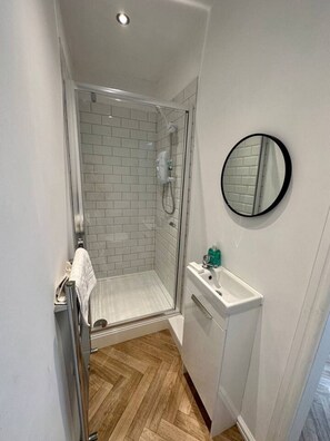 Casa Confort | Baño | Cabezal de ducha tipo lluvia y artículos de higiene personal gratuitos