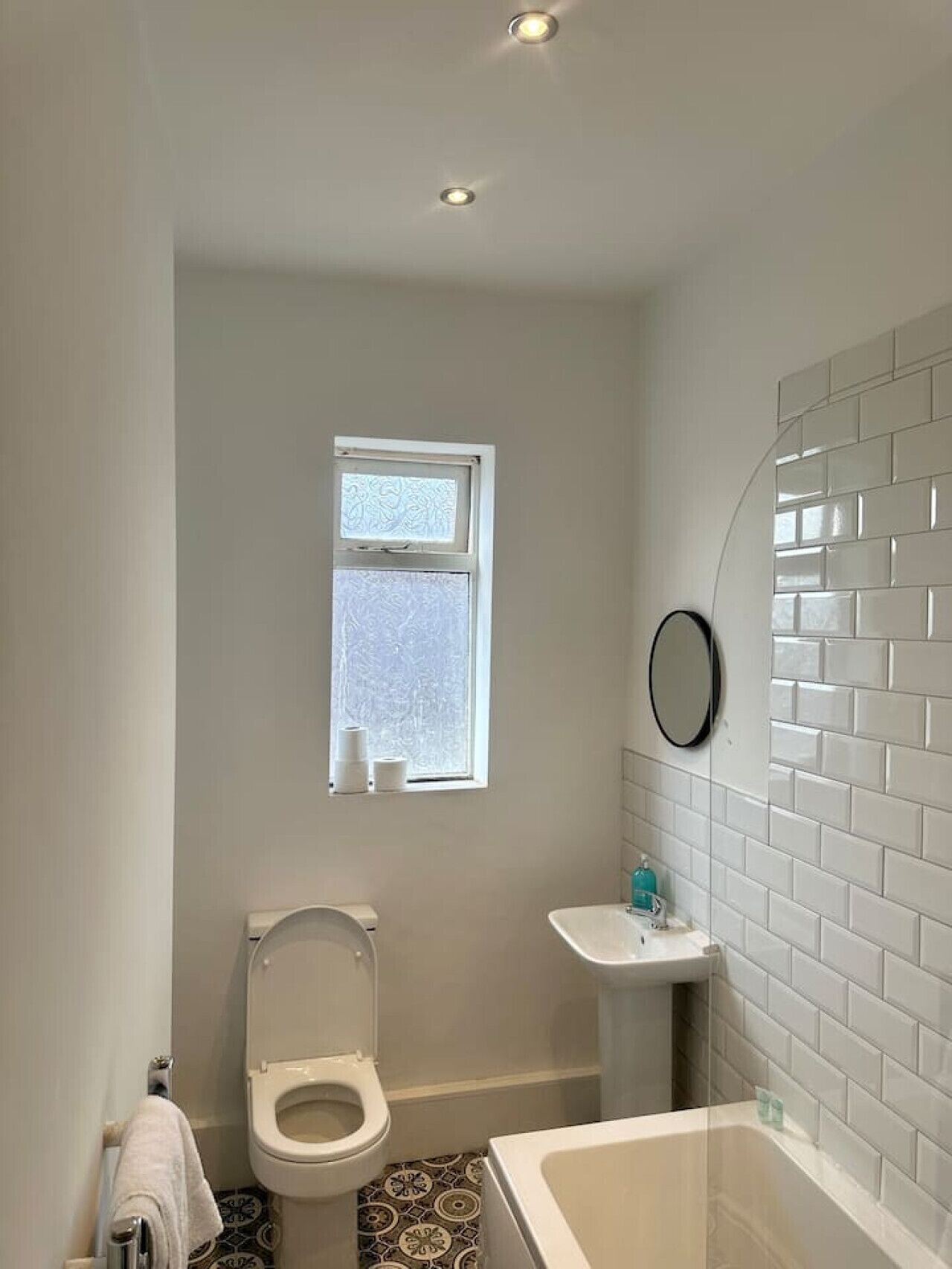 Ein Badezimmer mit Toilette, Waschbecken und Badewanne.