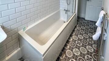 Een regendouche, gratis toiletartikelen, een haardroger, handdoeken