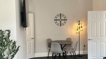 42-Zoll-LED-Fernseher mit Digitalempfang, Netflix, Streaming-Dienste