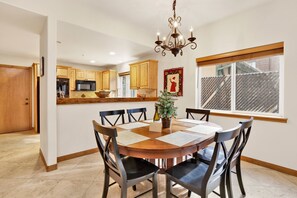 キャビン ベッド (複数台) パティオ マウンテンビュー (2264) | 客室内のダイニングエリア