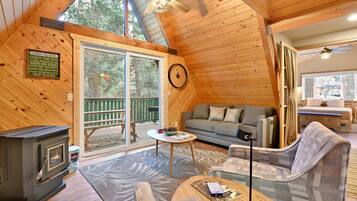 Cabana, 1 cama Queen e sofá-cama, varanda, vista para a montanha (2375) | Área de estar