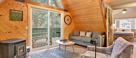 小屋, 1 張加大雙人床和 1 張沙發床, 庭院, 山景 (2375) | 起居區