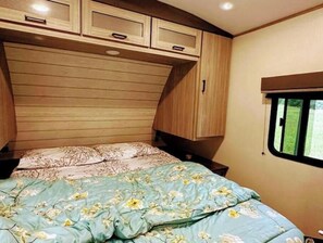 2 bedrooms, free WiFi, bed sheets - City-Accessible Camper (Goldston)