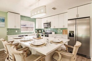 冷蔵庫、電子レンジ、オーブン、コンロ