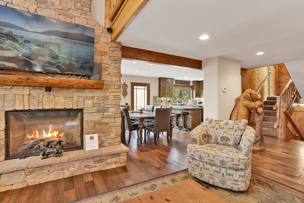 House, Multiple Beds, Hot Tub, Mountain View (1888) | Living area