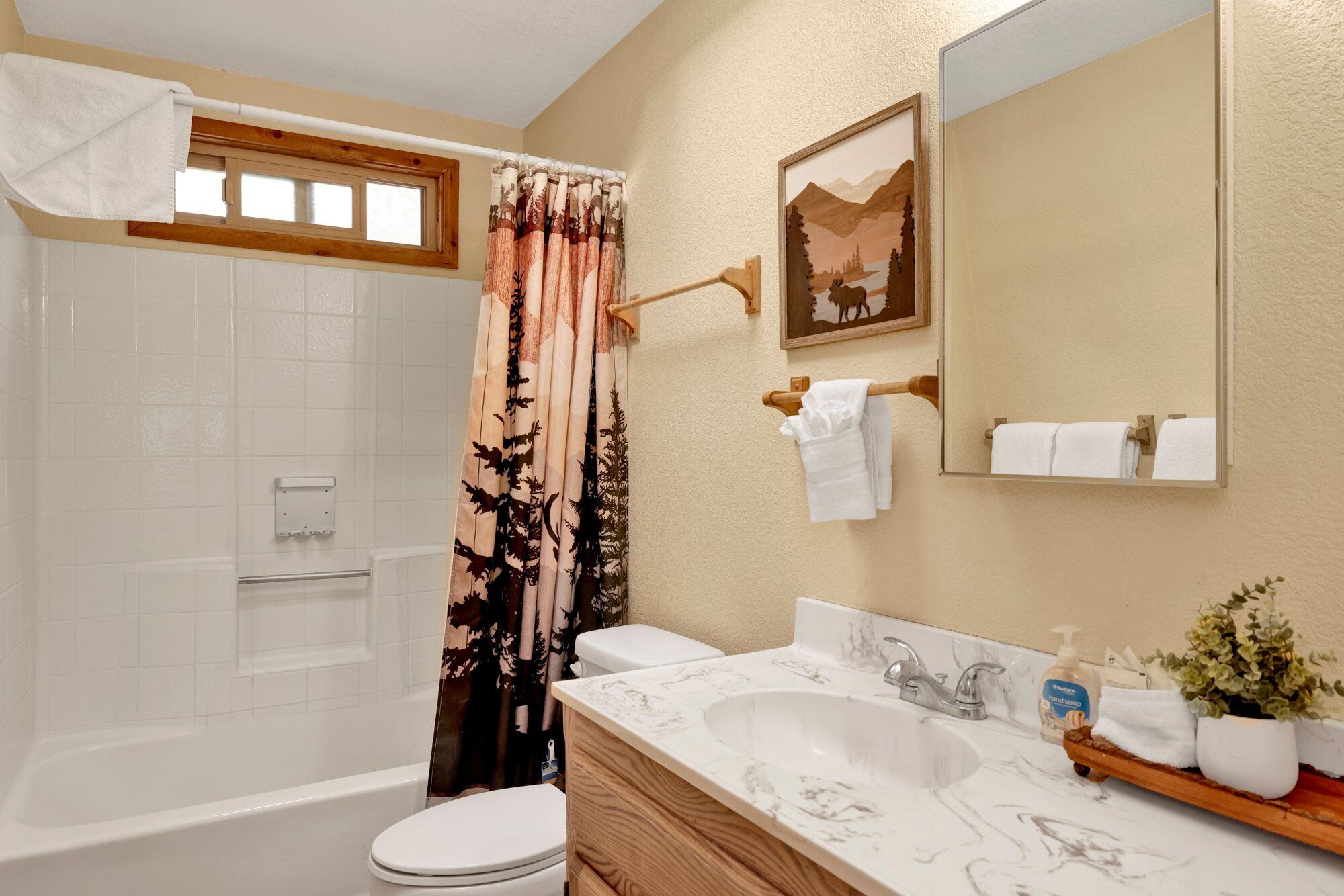Un baño con bañera, inodoro y lavamanos.