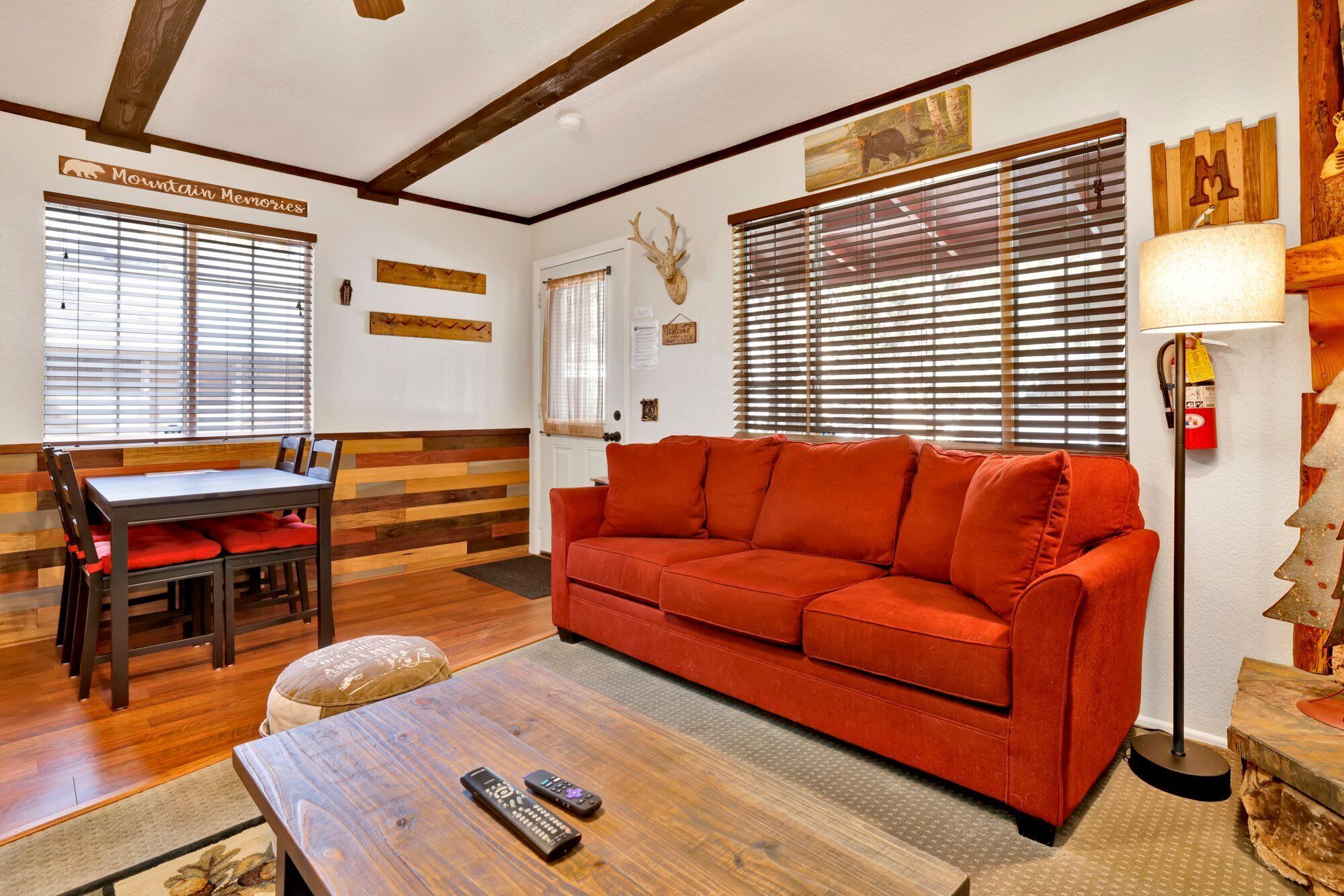 Huisje, Meerdere bedden, terras, uitzicht op bergen (2183) | Woonruimte | Een open haard