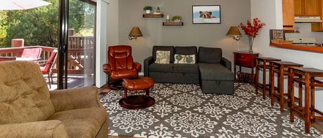 Condo, varias camas, patio, vista a la montaña (1952) | Área de sala de estar