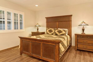 Cabin, Multiple Beds, Patio, Mountain View (1960) | 4 bedrooms, individually decorated, individually furnished, bed sheets - LA Cerena Getaway #1960 (Big Bear Lake)