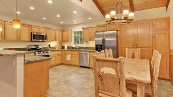 Cabin, Multiple Beds, Patio, Mountain View (1960) | Private kitchen | Coffee/tea maker